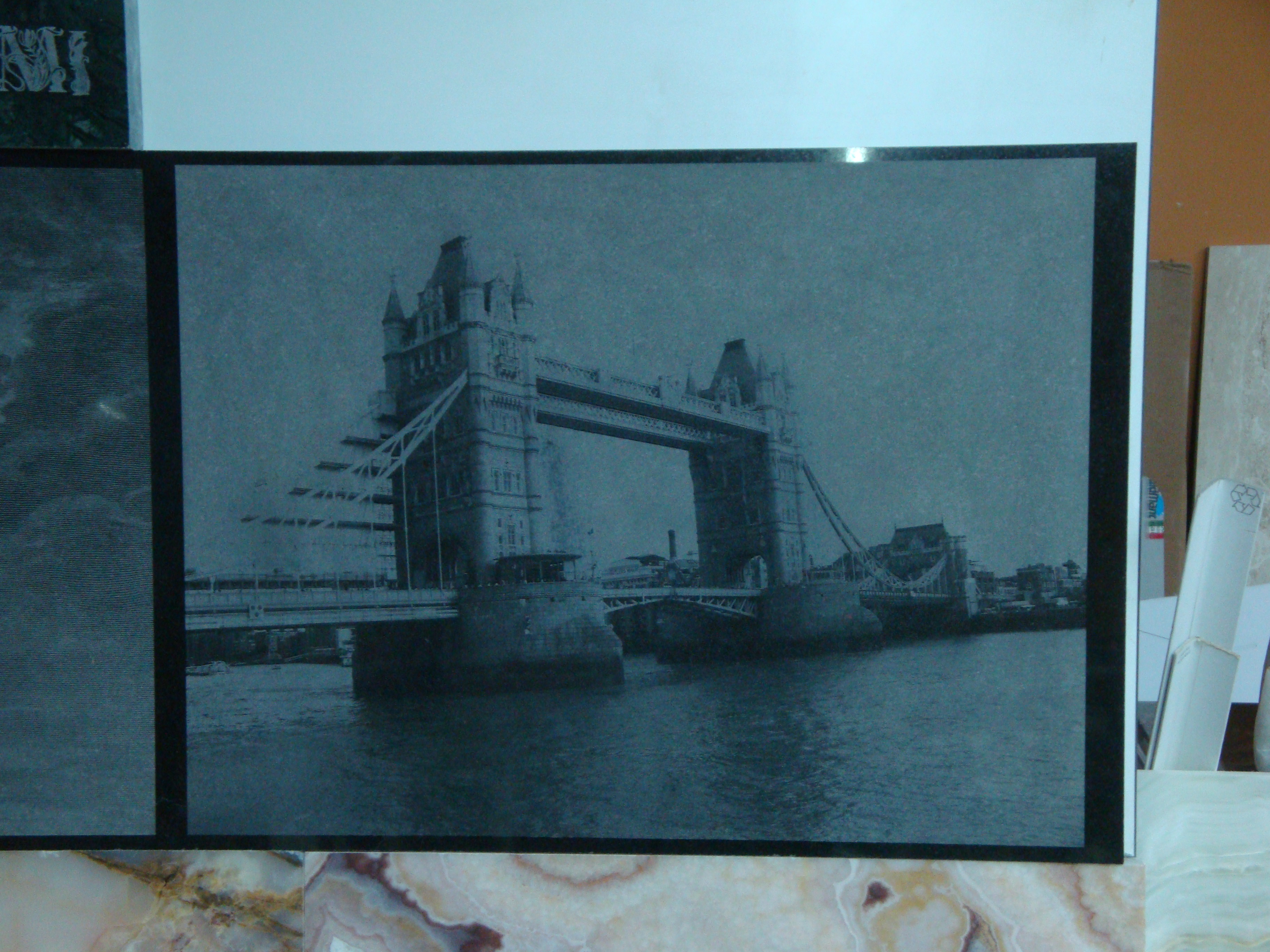 foto London Bridge realizzata a laser su granito nero 